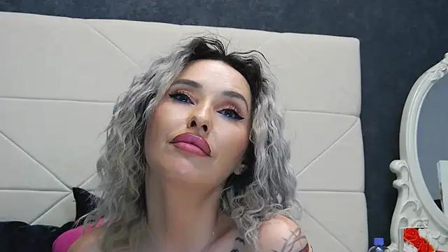 IssaSmith from StripChat
