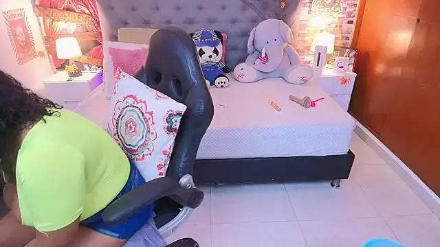 Discover our girls online shows and discover the company of countless livestreamers, with stunning shapes, sex toys and more.