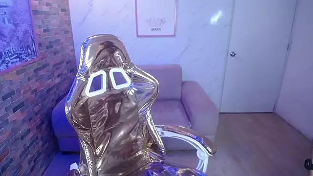 Discover our girls online shows and discover the company of countless livestreamers, with stunning shapes, sex toys and more.