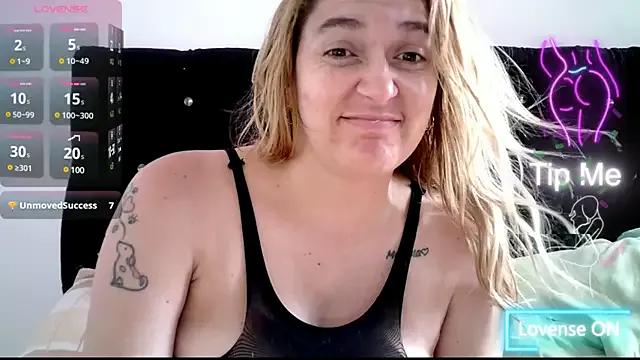 Izury_Blondee from StripChat is Freechat
