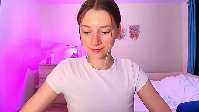 Discover our girls online shows and discover the company of countless livestreamers, with stunning shapes, sex toys and more.