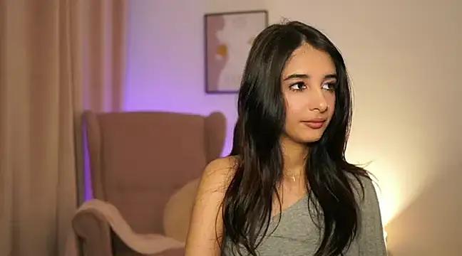 Discover our girls online shows and discover the company of countless livestreamers, with stunning shapes, sex toys and more.