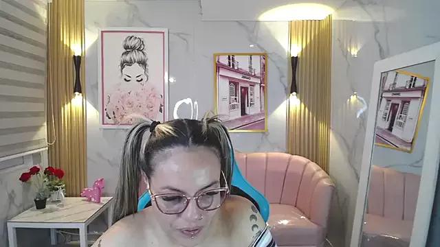Jade_Jones_a from StripChat is Freechat