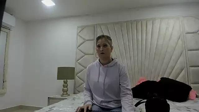 Jade_squirtt from StripChat is Freechat