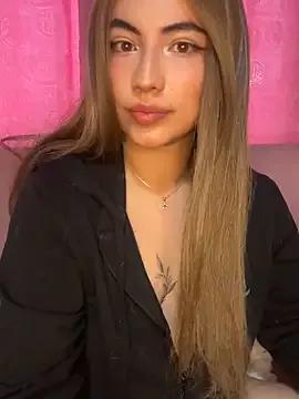 Discover our girls online shows and discover the company of countless livestreamers, with stunning shapes, sex toys and more.