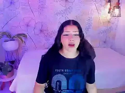 Discover our girls online shows and discover the company of countless livestreamers, with stunning shapes, sex toys and more.