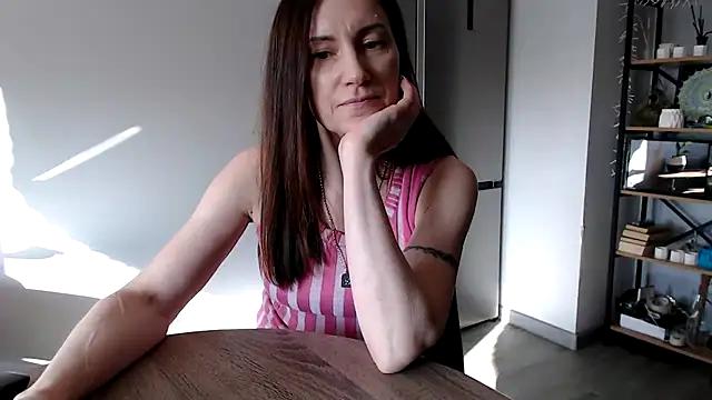 Discover our girls online shows and discover the company of countless livestreamers, with stunning shapes, sex toys and more.
