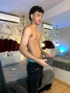 Discover our girls online shows and discover the company of countless livestreamers, with stunning shapes, sex toys and more.