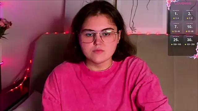 Discover our girls online shows and discover the company of countless livestreamers, with stunning shapes, sex toys and more.