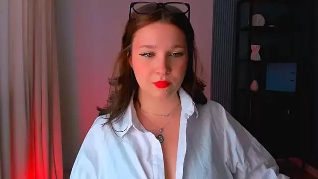 Discover our girls online shows and discover the company of countless livestreamers, with stunning shapes, sex toys and more.