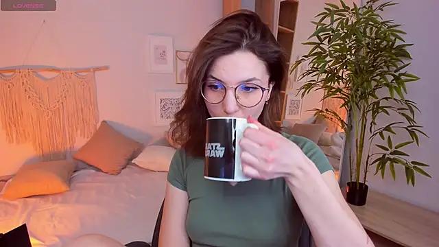 Discover our girls online shows and discover the company of countless livestreamers, with stunning shapes, sex toys and more.