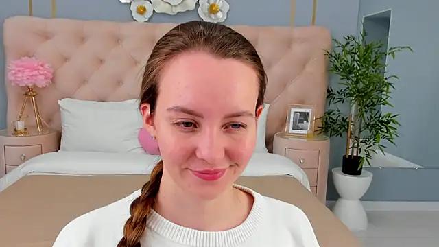 Discover our girls online shows and discover the company of countless livestreamers, with stunning shapes, sex toys and more.