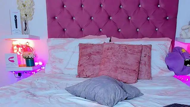 Discover our girls online shows and discover the company of countless livestreamers, with stunning shapes, sex toys and more.
