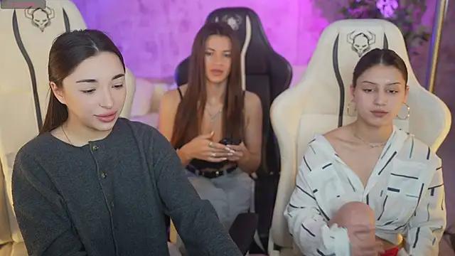 Discover our girls online shows and discover the company of countless livestreamers, with stunning shapes, sex toys and more.