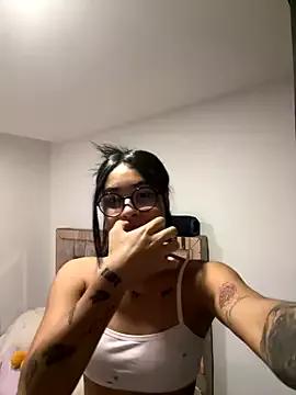 Discover our girls online shows and discover the company of countless livestreamers, with stunning shapes, sex toys and more.