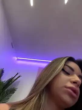 Discover our girls online shows and discover the company of countless livestreamers, with stunning shapes, sex toys and more.