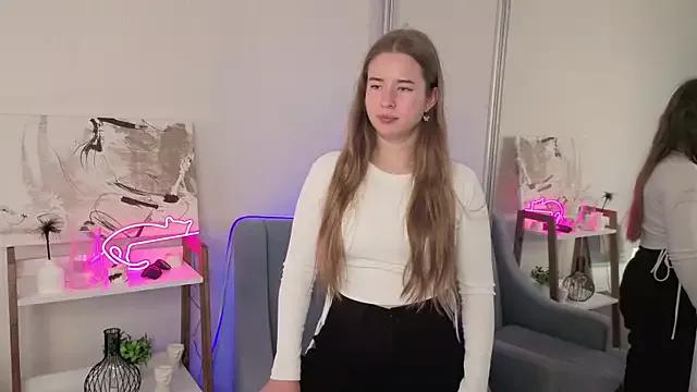 Discover our girls online shows and discover the company of countless livestreamers, with stunning shapes, sex toys and more.