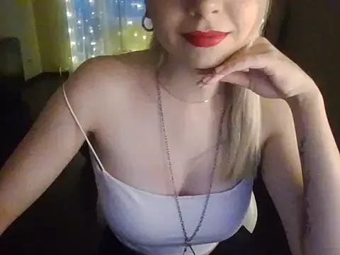 Discover our girls online shows and discover the company of countless livestreamers, with stunning shapes, sex toys and more.