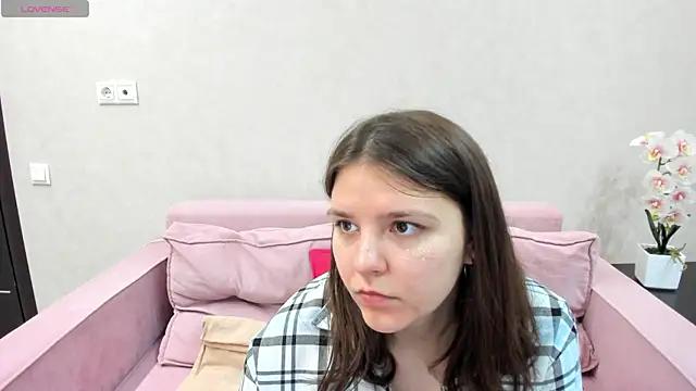 Discover our girls online shows and discover the company of countless livestreamers, with stunning shapes, sex toys and more.