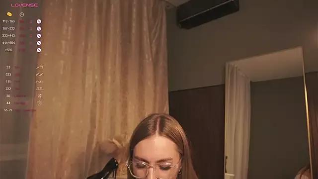 Discover our girls online shows and discover the company of countless livestreamers, with stunning shapes, sex toys and more.