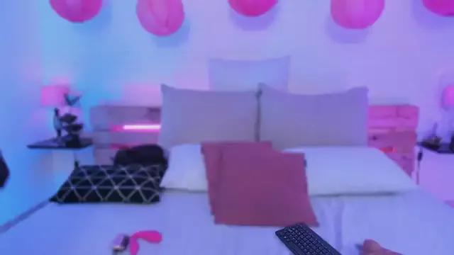 Discover our girls online shows and discover the company of countless livestreamers, with stunning shapes, sex toys and more.