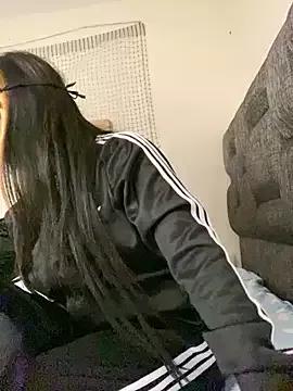 Discover our girls online shows and discover the company of countless livestreamers, with stunning shapes, sex toys and more.