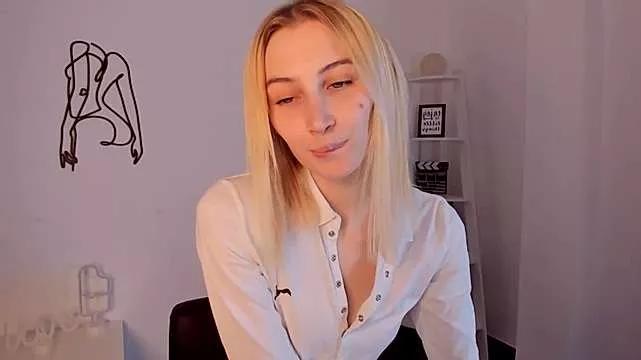 Discover our girls online shows and discover the company of countless livestreamers, with stunning shapes, sex toys and more.