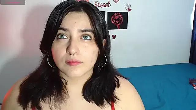 Discover our girls online shows and discover the company of countless livestreamers, with stunning shapes, sex toys and more.