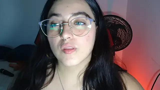 Discover our girls online shows and discover the company of countless livestreamers, with stunning shapes, sex toys and more.