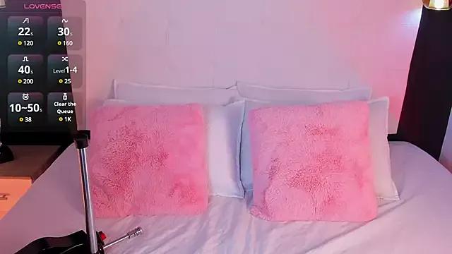 Discover our girls online shows and discover the company of countless livestreamers, with stunning shapes, sex toys and more.