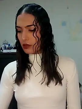 Discover our girls online shows and discover the company of countless livestreamers, with stunning shapes, sex toys and more.