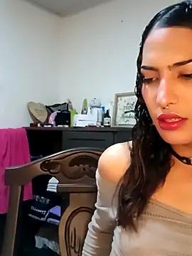 Discover our girls online shows and discover the company of countless livestreamers, with stunning shapes, sex toys and more.