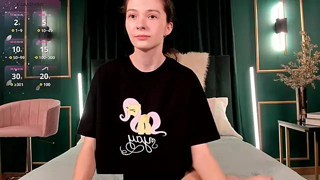 Discover our girls online shows and discover the company of countless livestreamers, with stunning shapes, sex toys and more.