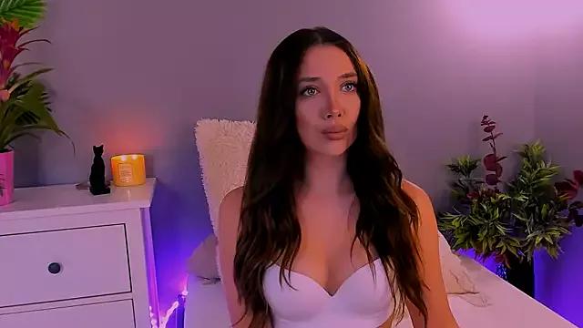 Discover our girls online shows and discover the company of countless livestreamers, with stunning shapes, sex toys and more.