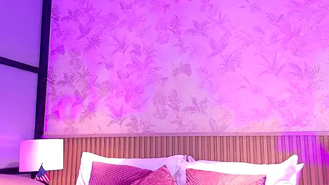 Discover our girls online shows and discover the company of countless livestreamers, with stunning shapes, sex toys and more.