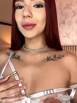 Discover our girls online shows and discover the company of countless livestreamers, with stunning shapes, sex toys and more.