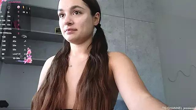 Discover our girls online shows and discover the company of countless livestreamers, with stunning shapes, sex toys and more.