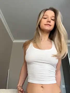 Discover our girls online shows and discover the company of countless livestreamers, with stunning shapes, sex toys and more.