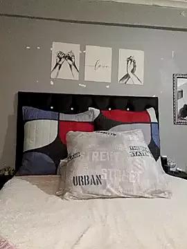 Discover our girls online shows and discover the company of countless livestreamers, with stunning shapes, sex toys and more.