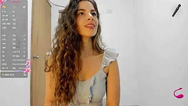Discover our girls online shows and discover the company of countless livestreamers, with stunning shapes, sex toys and more.