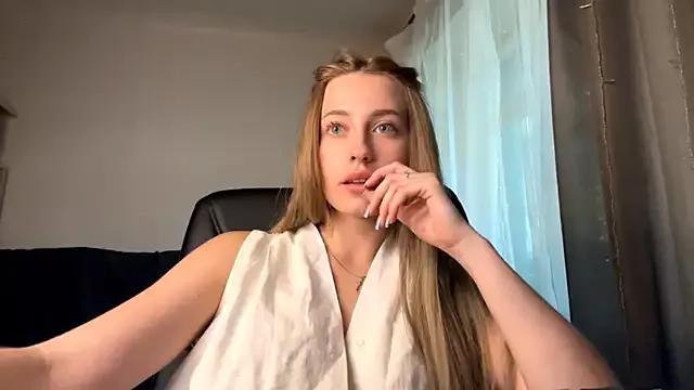 Discover our girls online shows and discover the company of countless livestreamers, with stunning shapes, sex toys and more.