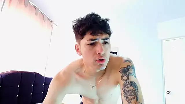 Discover our girls online shows and discover the company of countless livestreamers, with stunning shapes, sex toys and more.