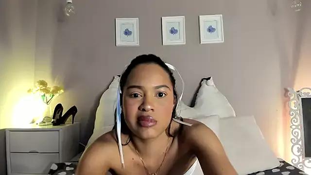 Discover our girls online shows and discover the company of countless livestreamers, with stunning shapes, sex toys and more.