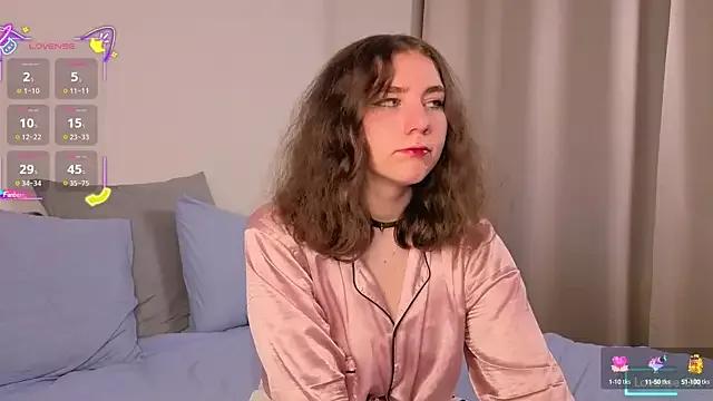 Discover our girls online shows and discover the company of countless livestreamers, with stunning shapes, sex toys and more.