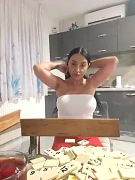 Discover our girls online shows and discover the company of countless livestreamers, with stunning shapes, sex toys and more.
