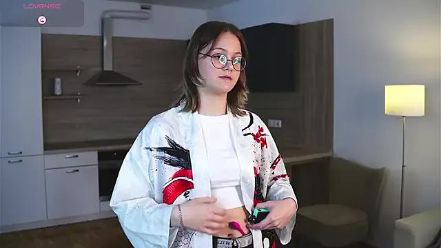 Discover our girls online shows and discover the company of countless livestreamers, with stunning shapes, sex toys and more.
