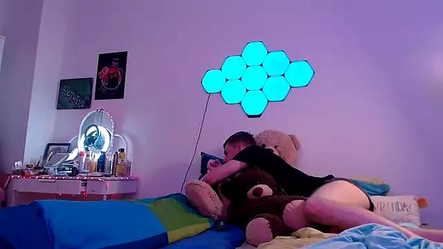 Discover our girls online shows and discover the company of countless livestreamers, with stunning shapes, sex toys and more.