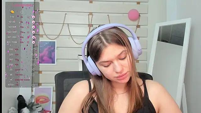 Discover our girls online shows and discover the company of countless livestreamers, with stunning shapes, sex toys and more.