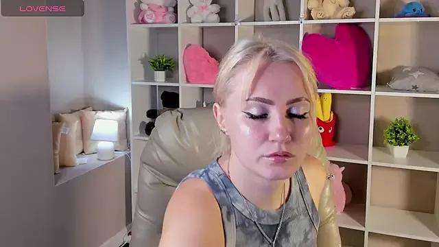 Discover our girls online shows and discover the company of countless livestreamers, with stunning shapes, sex toys and more.