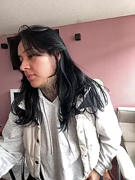 Discover our girls online shows and discover the company of countless livestreamers, with stunning shapes, sex toys and more.